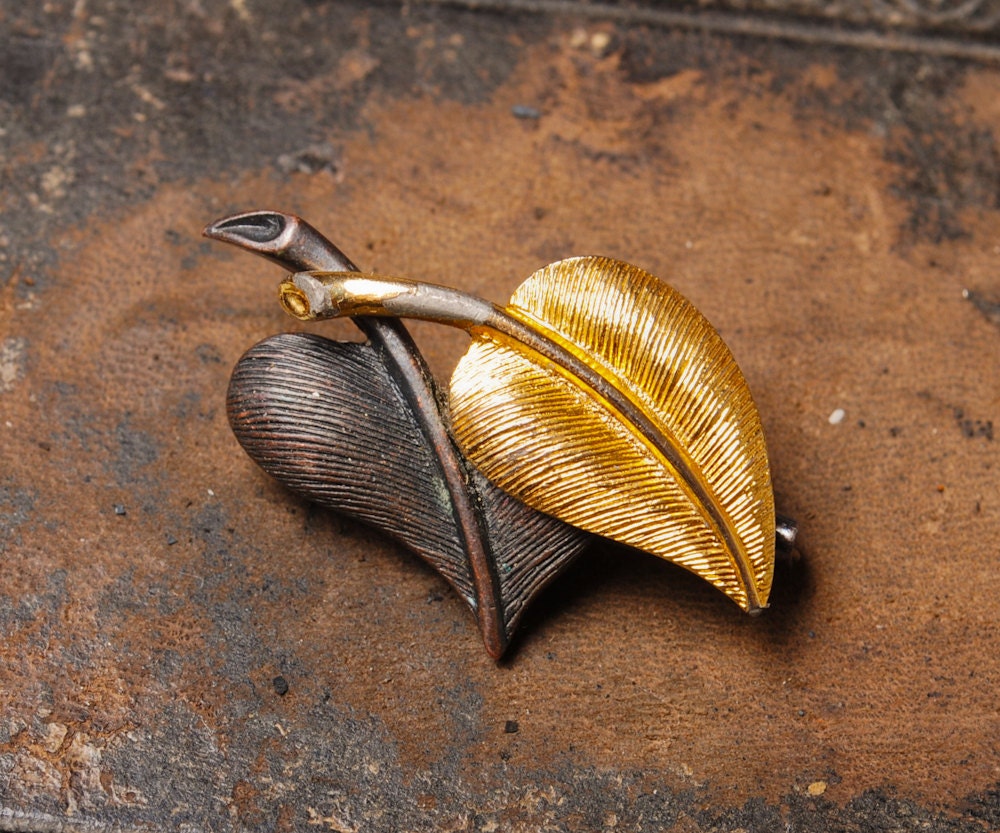 Vintage metal leaf  brooch.