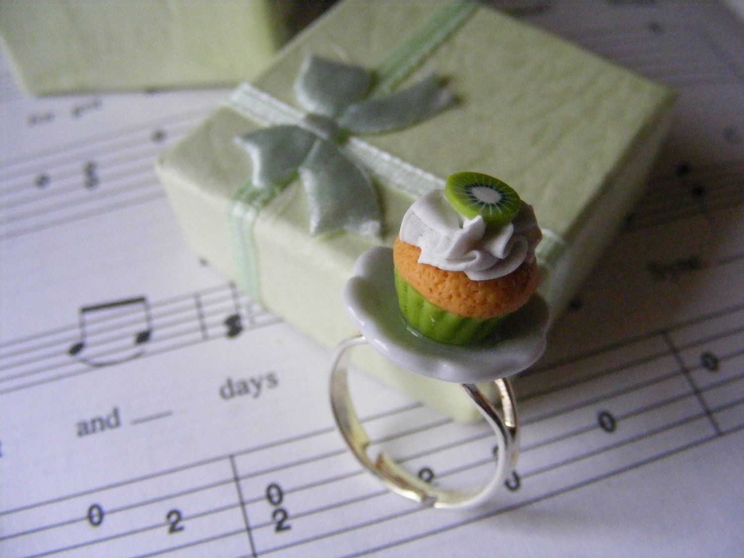 Ring Kiwi Cupcake