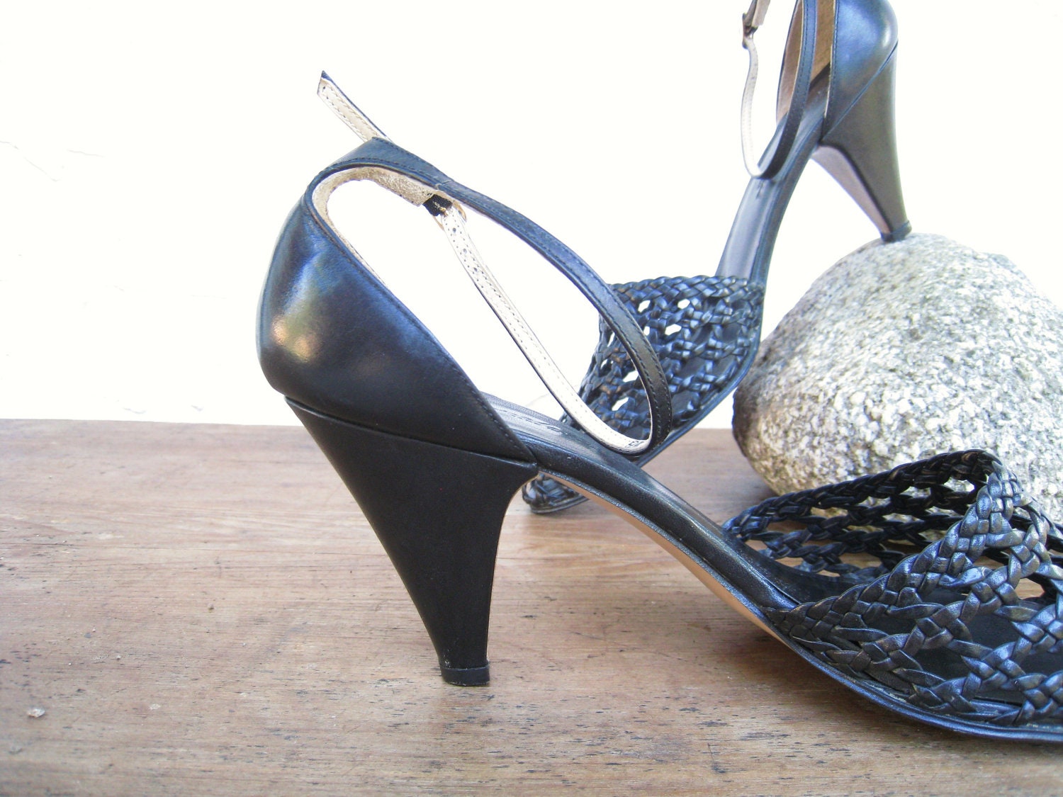 sexy vamp . 70s heels . leather woven . black . stillettos . 70s Vintage original