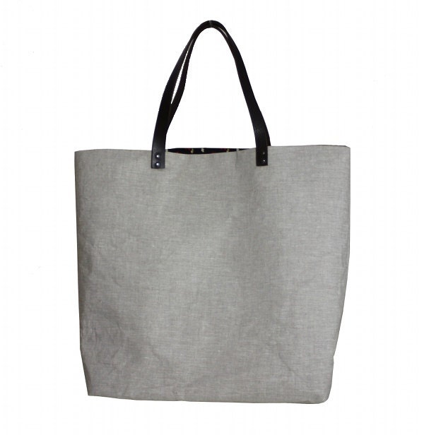 plain and elegant linen bag with leather handles