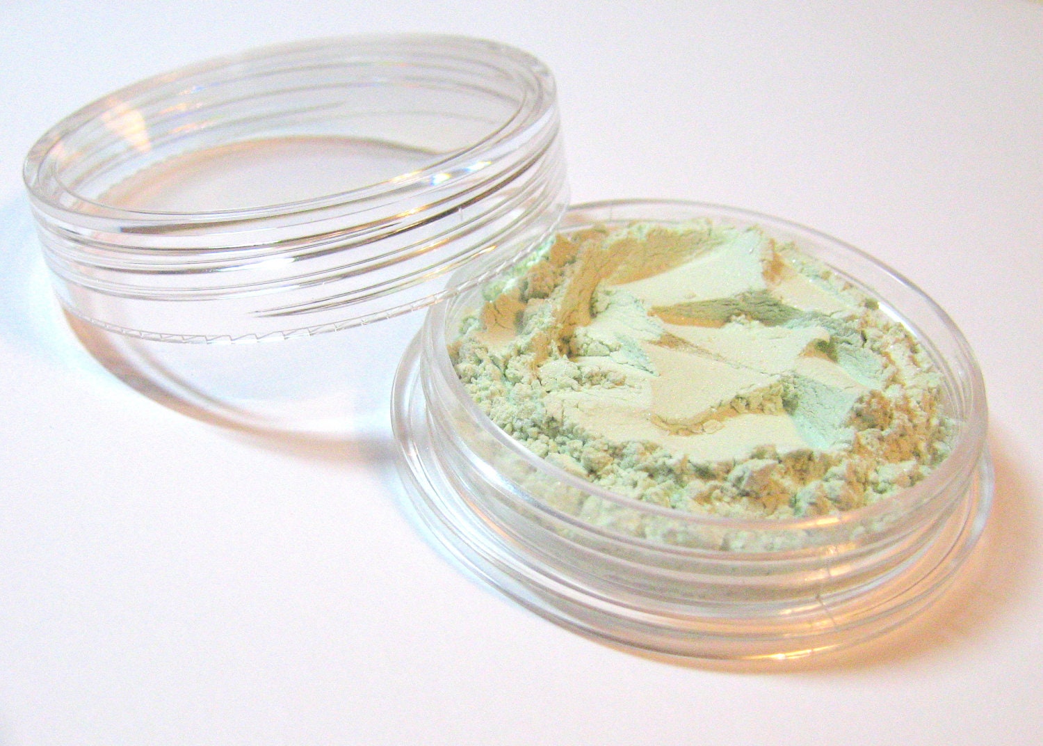Mineral Primer Finishing Powder in LUMINOSITY dainty green tint to reduce redness and perfect skintone  Home & Garden