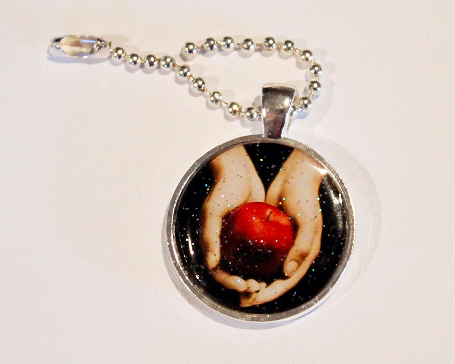 Twilight Saga Keychain Red Apple Hands -Eclipse -Breaking Dawn Keyring -New Moon -Edward Cullen -Bella Swan -Team Edward -Sparkle -Vampire