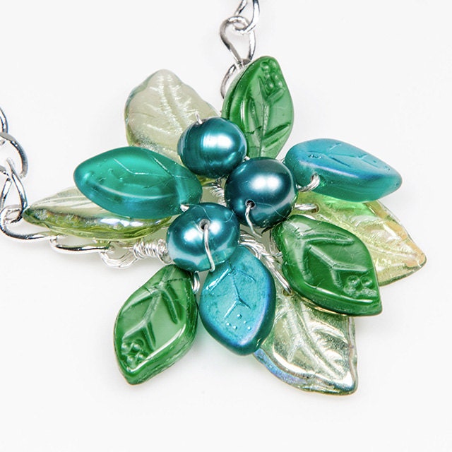 Teal Green Flower Necklace, Beaded Necklace, Bridal Jewelry, Nature Jewelry pendant style