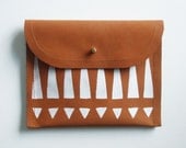 CLUTCH (m) // brown leather with white tribal print