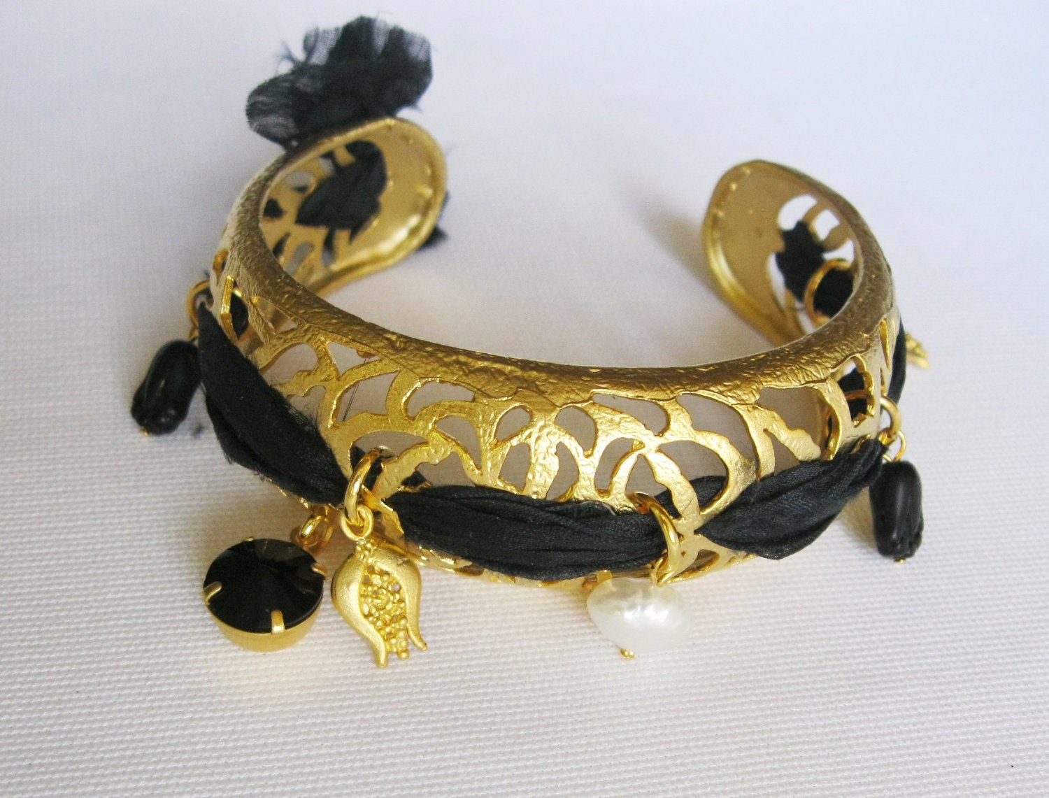 clamp bracelet, clamper bracelet, cuff bracelet, jewelry bracelet, gold plated, tulip bracelet, silk bracelet, fashion bracelet, pearl
