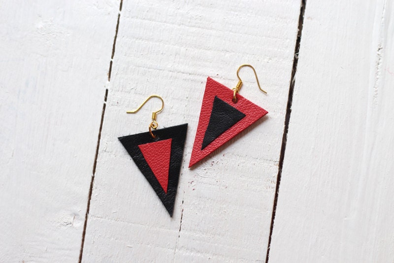 Leather earrings reversed triangle - black and red