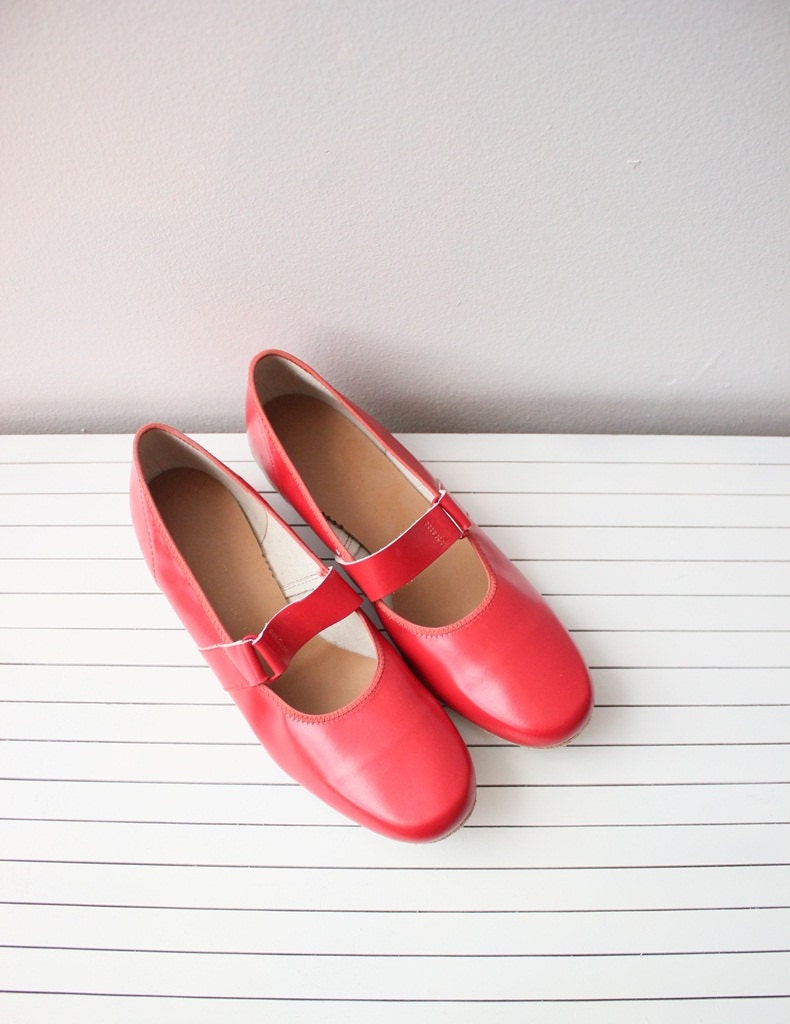 red vintage maryjane shoes . mary jane chunky heel . sz 8m at montanasnowvintage