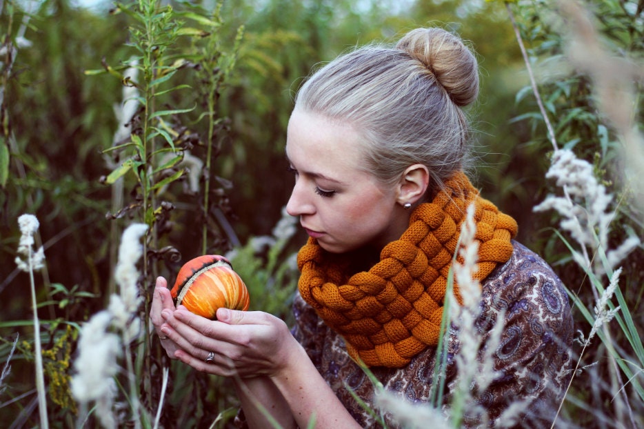 27% OFF - Woven Cowl in Pumpkin - Special Edition