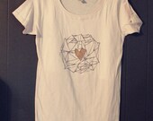 Organic natural scoop neck T-shirt with gold geometric heart - Size XL Womens