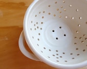 Berry Colander (Linen White in Satin)