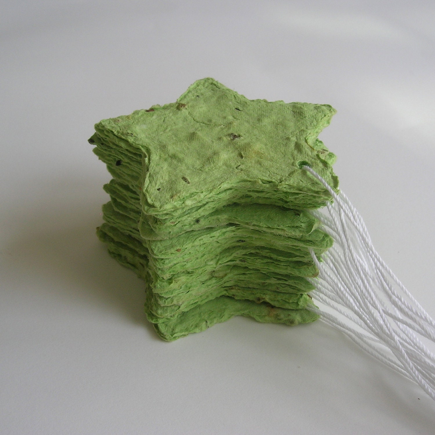 Plantable paper stars - Asparagus green etoile wedding place cards - Made of handmade paper & wildflower seeds - Garden wedding favor
