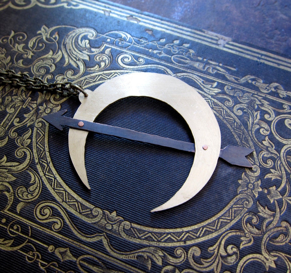 Luna . Victorian Inspired Crescent Moon and Arrow Necklace