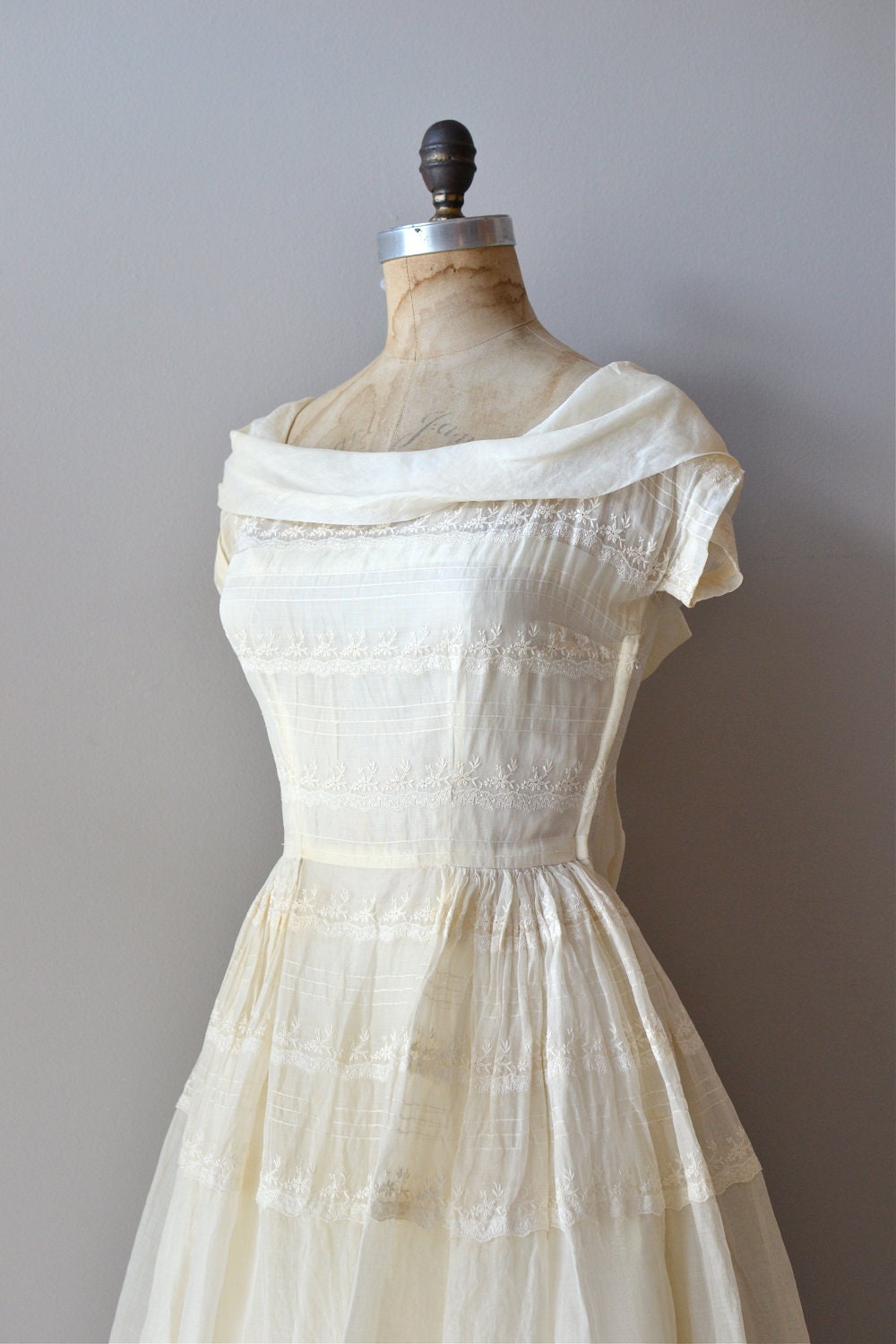 r e s e r v e d...1950s dress / embroidered 50s dress / Quaintrelle dress