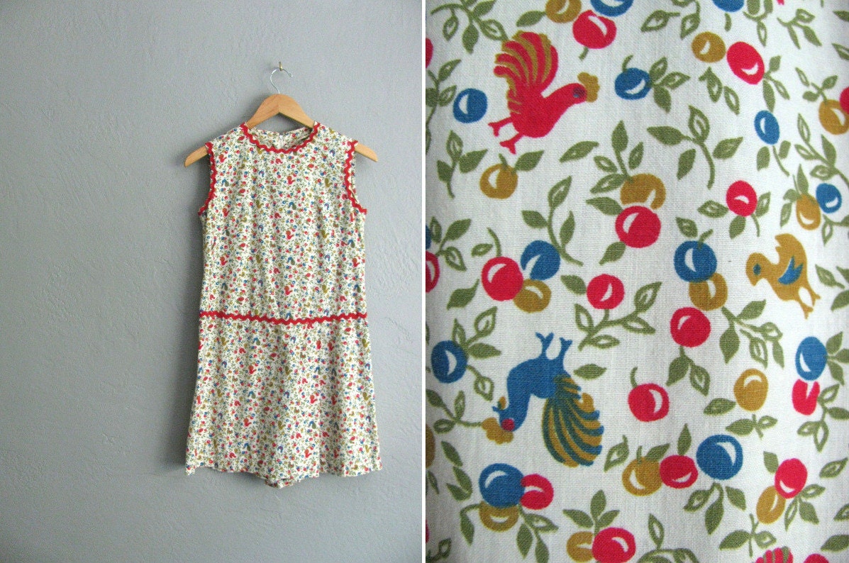 vintage handmade pale yellow novelty ROMPER with ROOSTER & FRUIT print. size xs s (short).