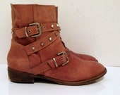 Sz 9 Vintage brown leather flat ankle boots with overlapping studded strap and buckle