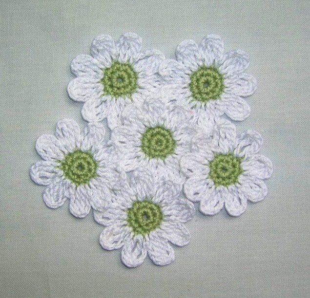 6  handmade  Crocheted  white  daisy  flowers  appliques/scrapbooking