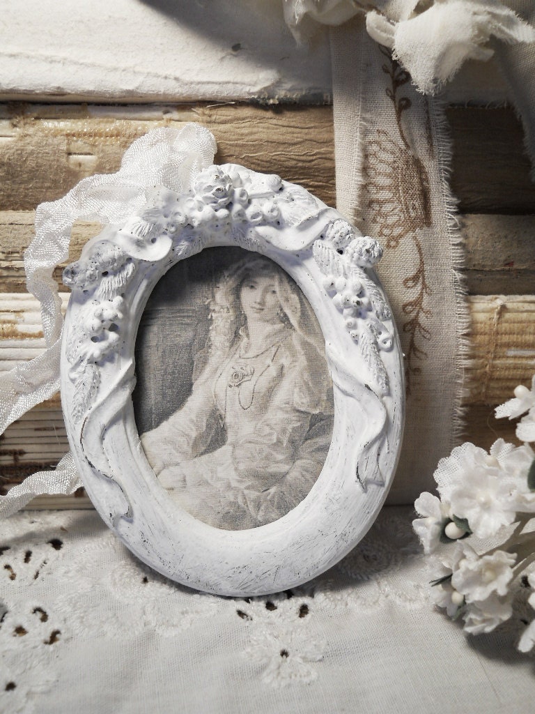 Shabby White Petite Oval Frame Le French Bride