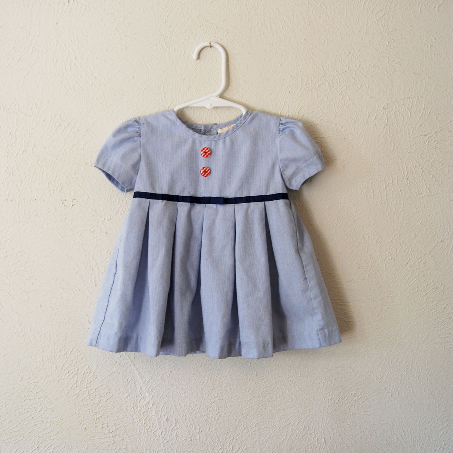 vintage girl seer sucker dress with red plaid buttons - olliesvintage
