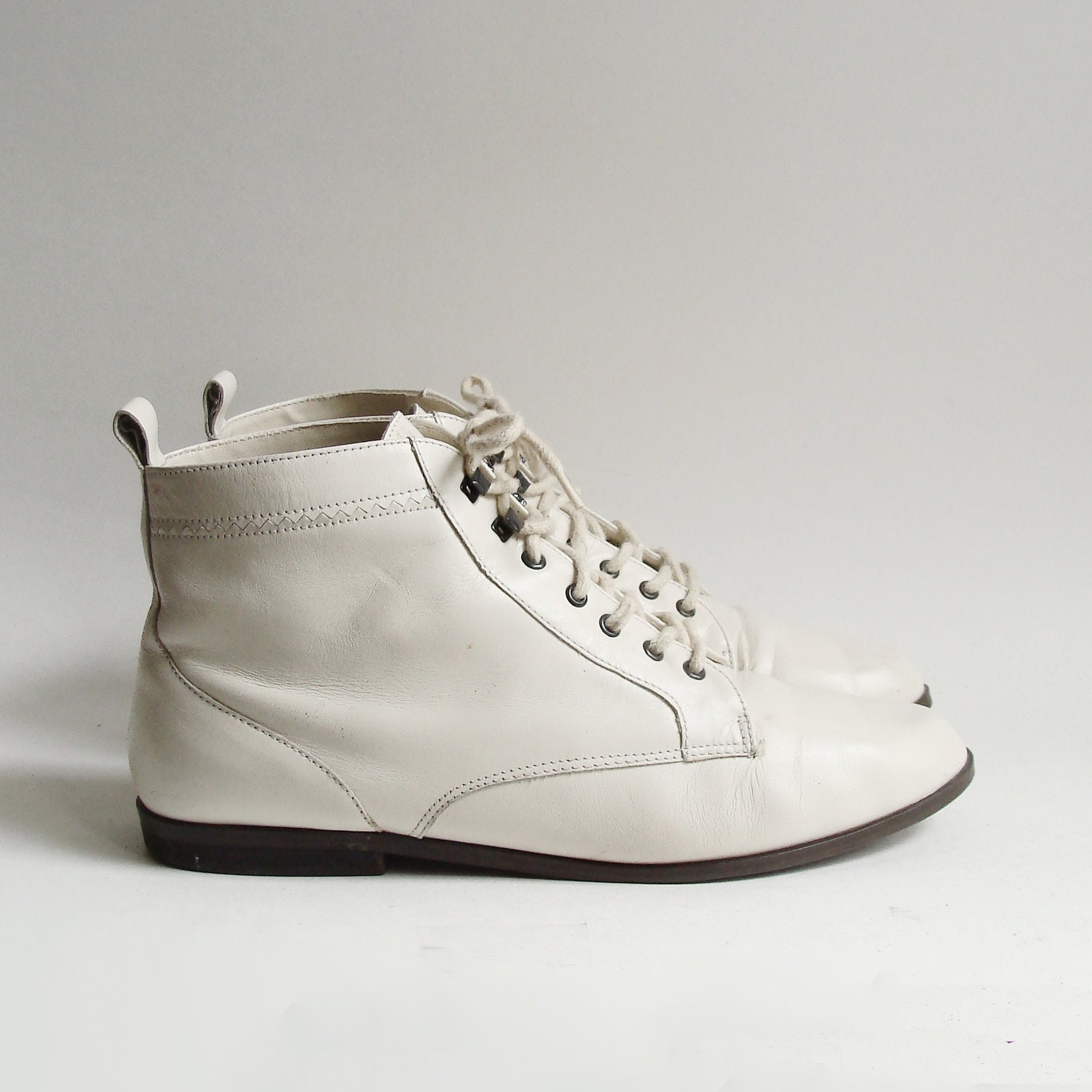 boots 8 8.5 / white leather ankle boots / 80s 1980s booties / vintage boots / shoes 8 / vintage shoes