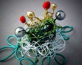 Queen of Hearts Frog Wire Sculpture with Elizabethan Collar
