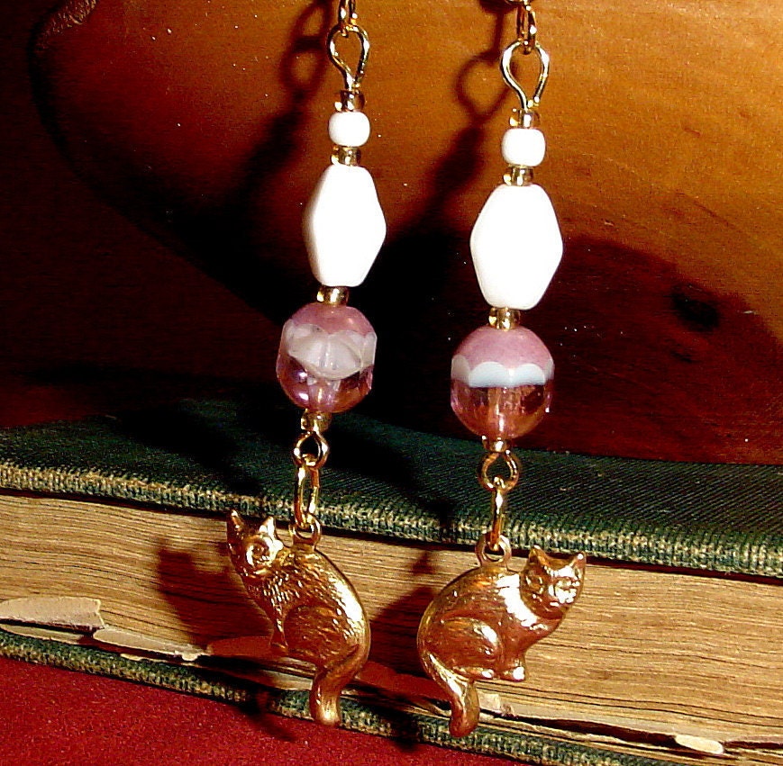 Cat earrings in pink and brass