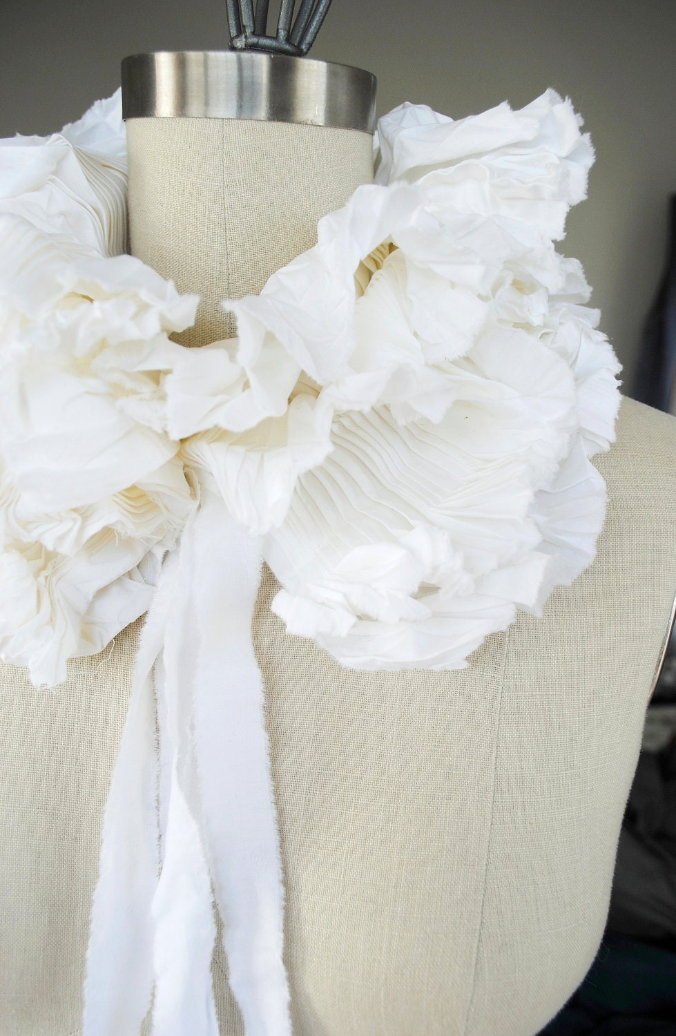 White Ruffle collar/ Boho/ Ruffled scarf/ Ruffled Fashion/ Boho collar/  Bride neckpiece/ Statement necklace/ rusteam tt team epl