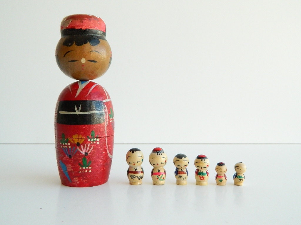 Vintage japanese kokeshi nesting doll with 6 tiny children