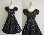50s dress / vinatge 1950s cotton noevtly print dress / 50s bombshell dress