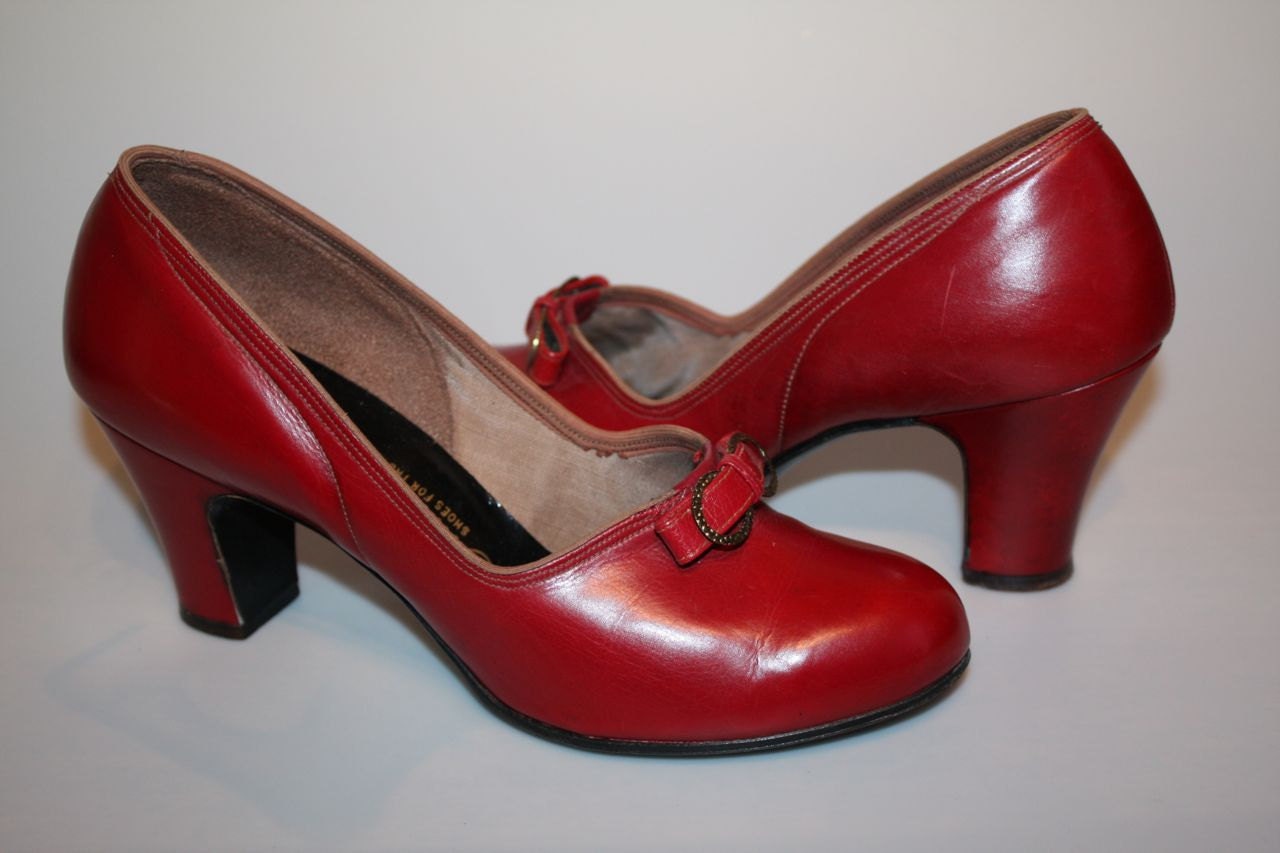 With a Splash of Cranberry - Mid 1940s Cranberry Leather Pumps w/Shapely Bows - 7.5/ 8