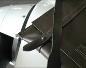 Leather Messenger Bag // Perfect leather bag for professionals // Briefcase adaptable // Premium Leather // Handmade by Garvan de Bruir