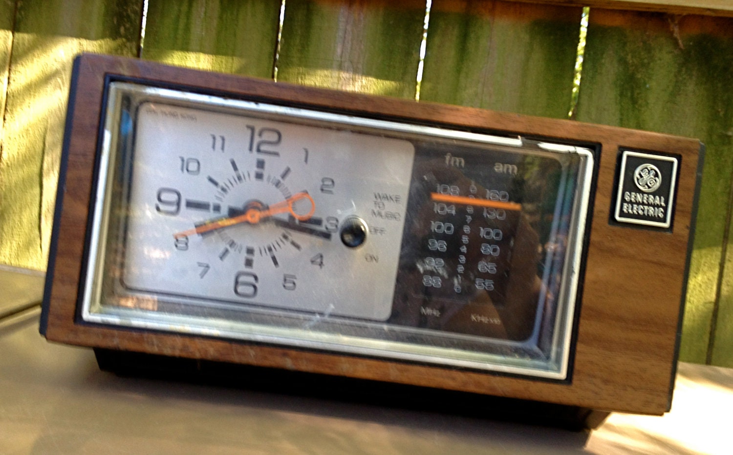 vintage clock radio - 1960s-70s mid century GE electric radio