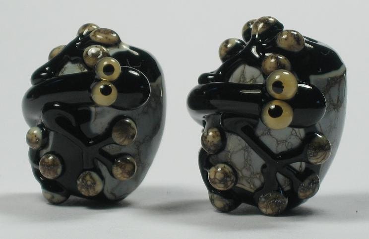 Single Black and Silvered Ivory Organic Handmade Lampwork Bead Glass SRA  Lizard Chameleon Gecko Iguana NLC Beads leteam