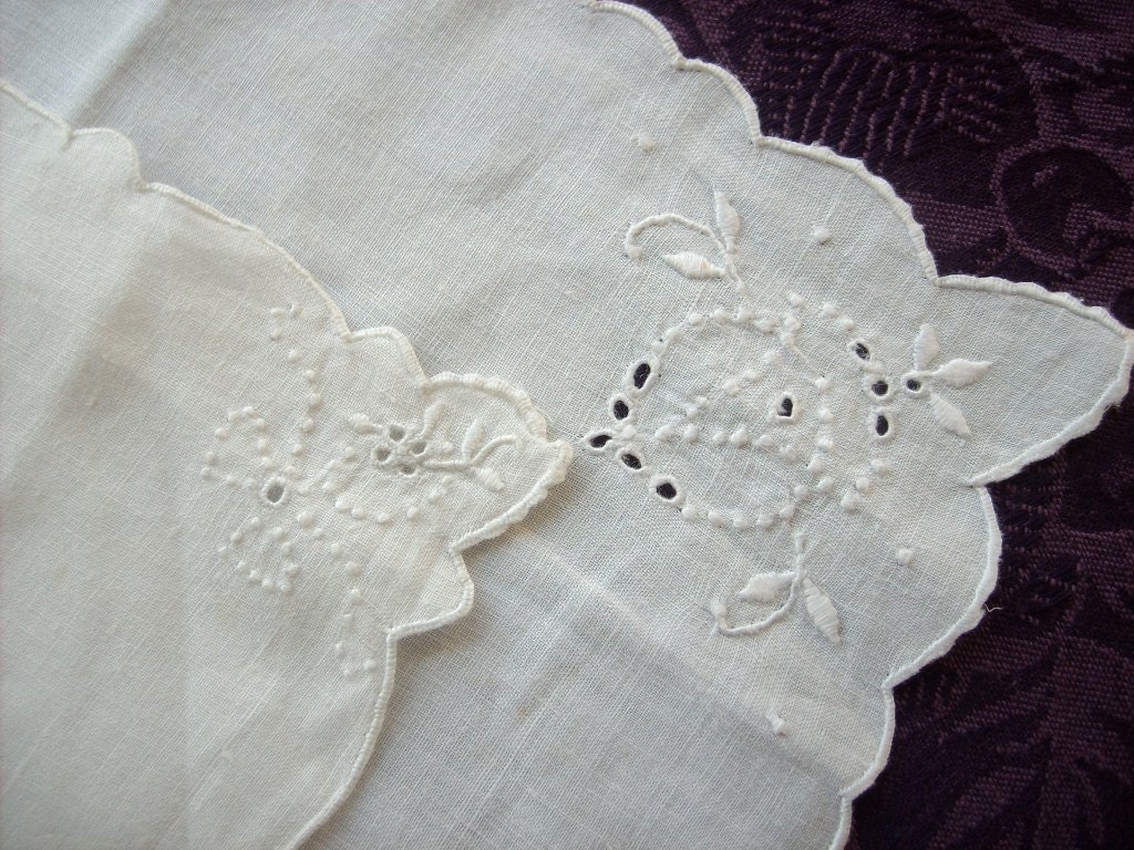 Set of two hand embroidered napkins from 1950s in off-white llinen