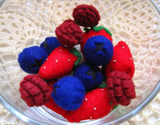 Felt Food Berries set (strawberry raspberry blueberry) Eco Friendly Childrens Pretend Play Food for Toy Kitchen