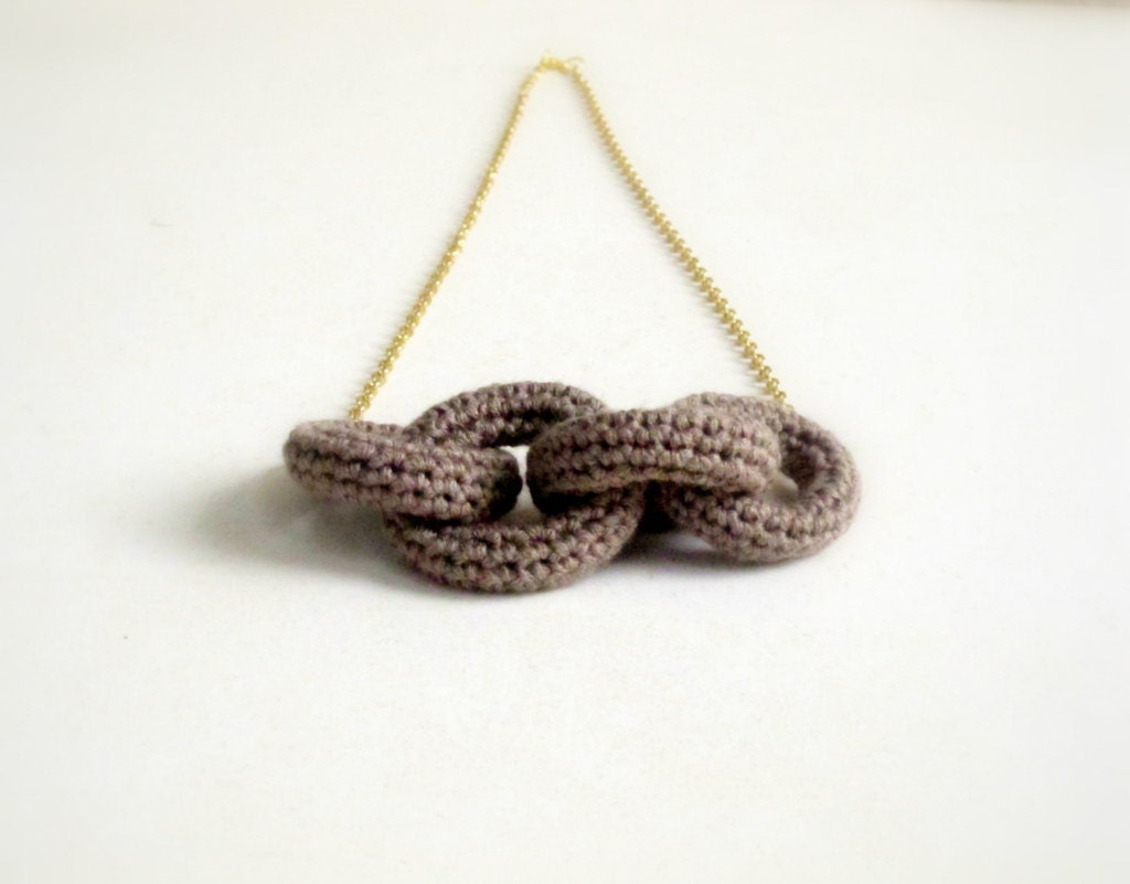 Chain reaction, crochet chain necklace. Ecru cotton yarn.