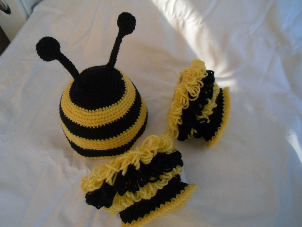Novelty Bee hat and bootees, bumble bee hat, bee hat, photo prop, halloween, baby toddler, unisex.