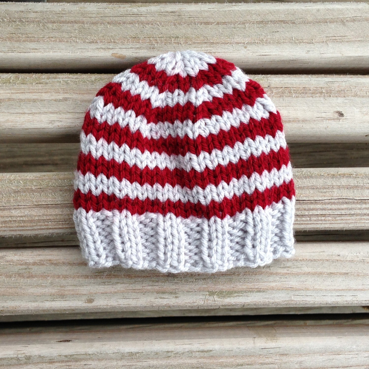 newborn two-stripe fitted beanie light grey and cranberry