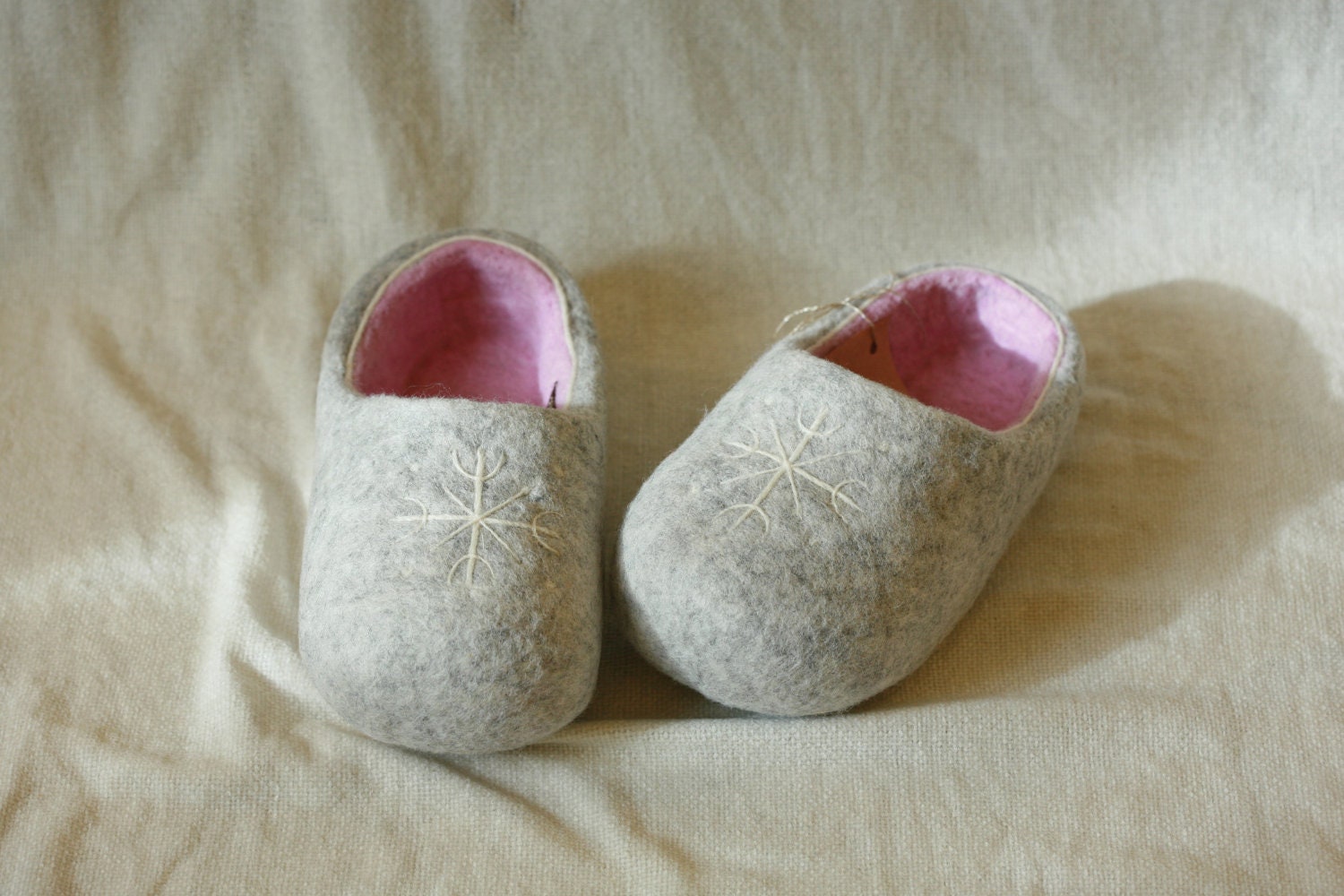 Grey felt slippers with snowflake decors