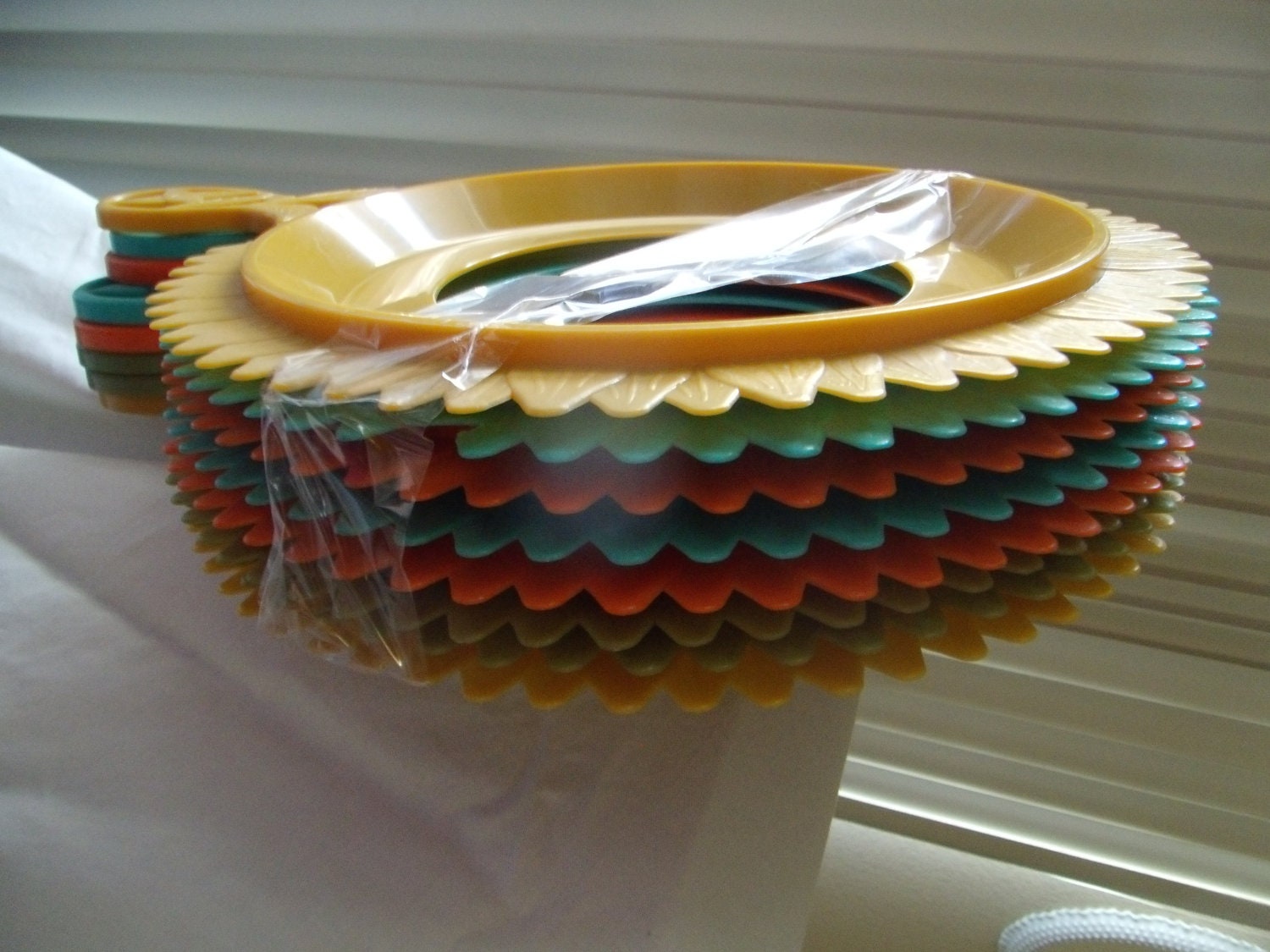 Plastic paper plate holders Makeup