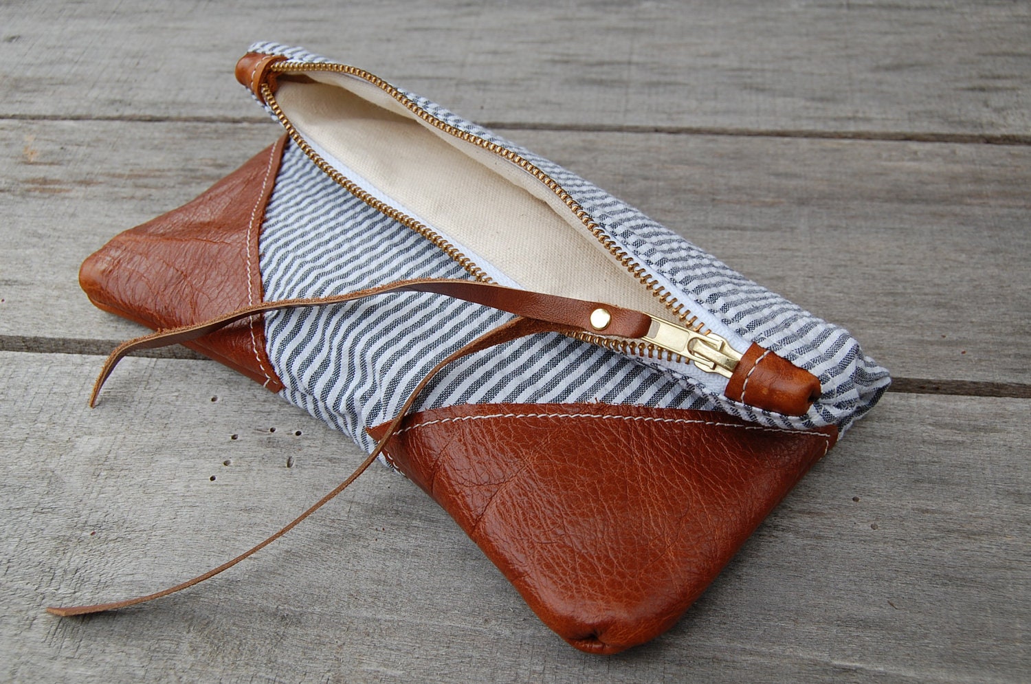 T R A V E L collection Grey and white striped pouch with leather corners