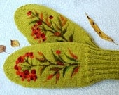 Green mittens with berries - warm and beautiful.