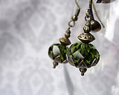 Dangle Dark Green in Brass
