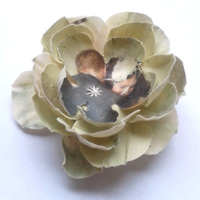 Custom made flower brooch size S with your picture