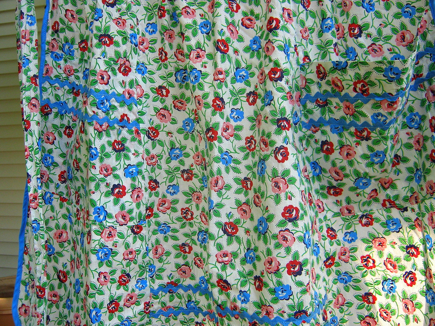 Vintage Kitchen Apron Pink Red Blue Rose Print Roses