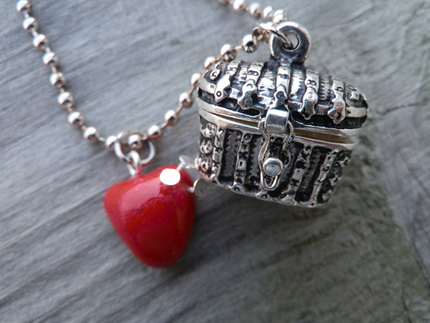 Once Upon A Time Regina/The Queen's Secret Box And Heart Pendant Necklace