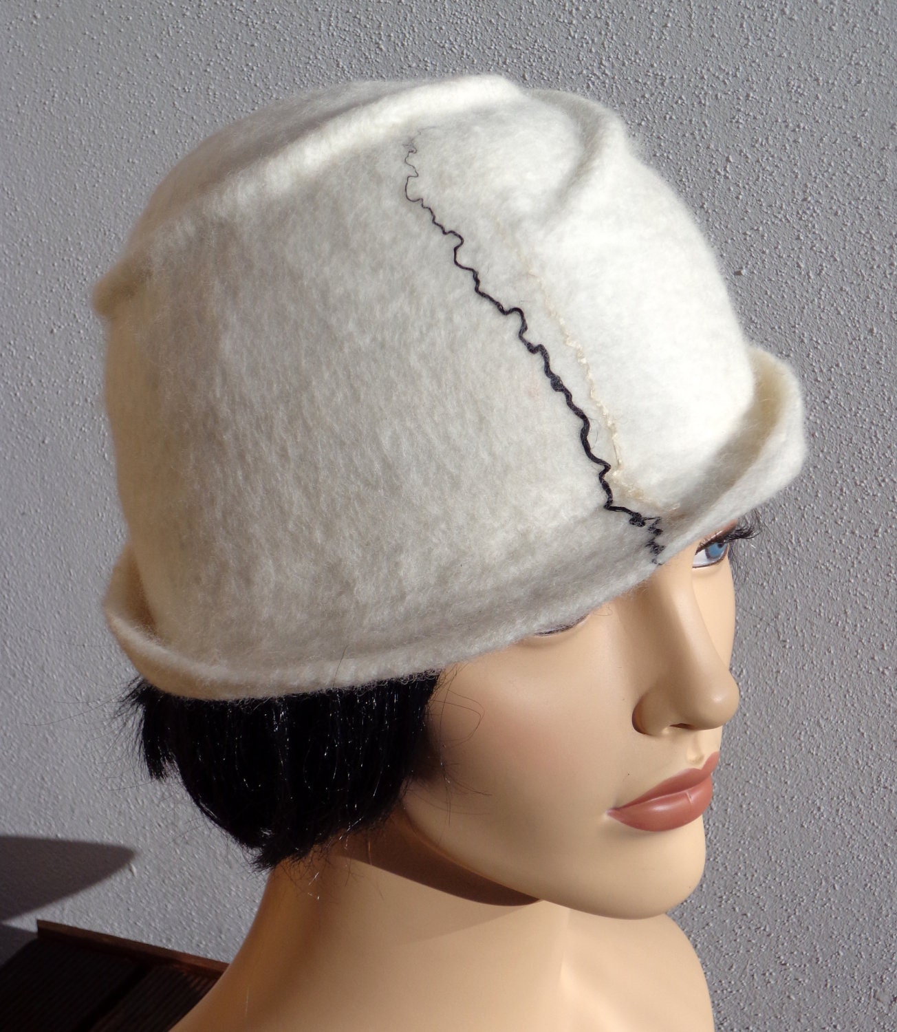 White retro hat, white felt cloche, 1920s inspired hat, art deco fashion, vintage inspired, 20s accessory