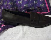 Vintage Ladies Brown Leather Loafers w 1 1/4" Heel by Mootsies Tootsies Size 8 M Only 7 USD