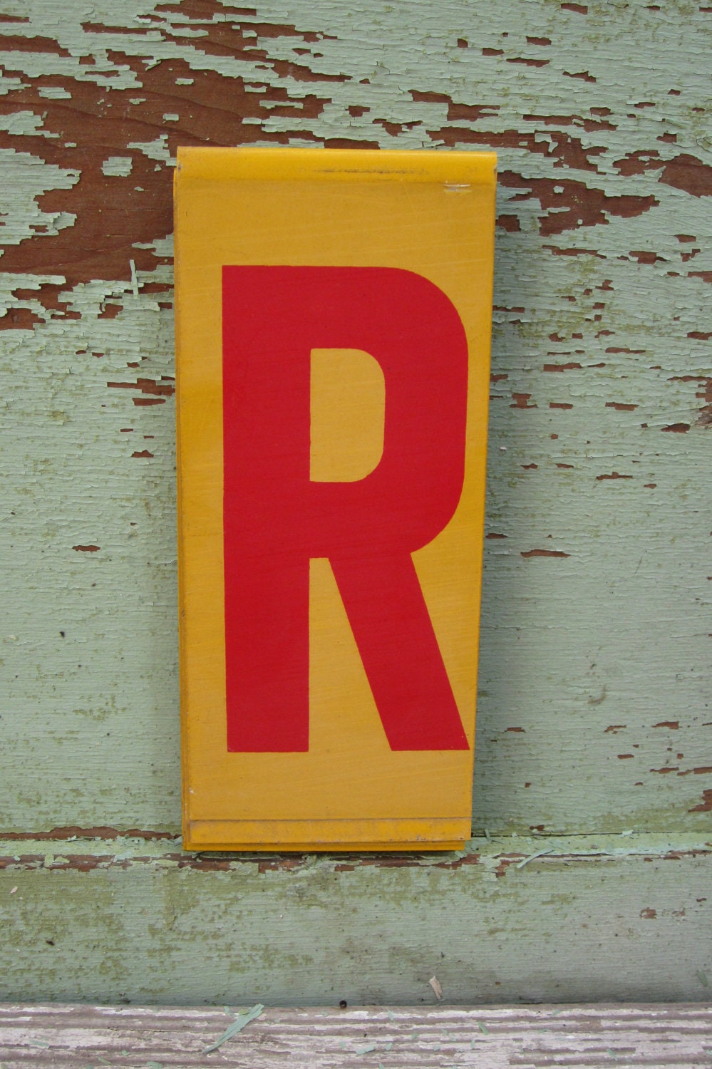 red r sign