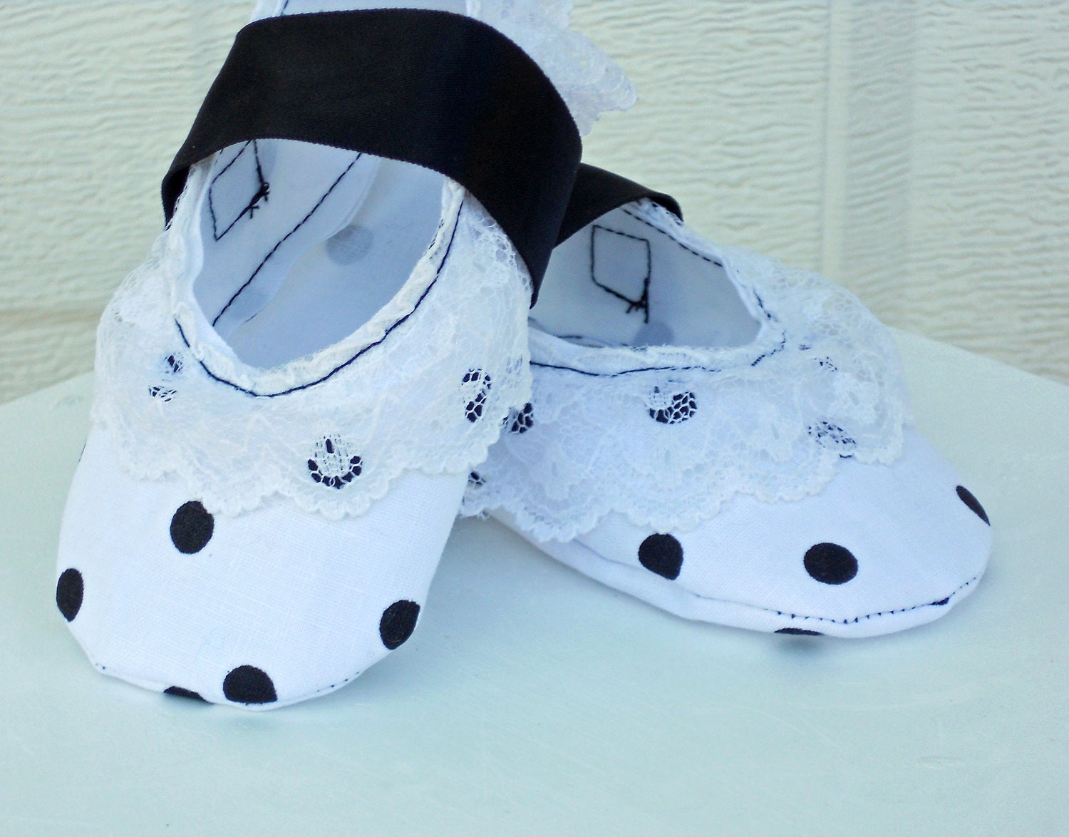 Black and white lace soft soled baby shoes, slippers, booties
