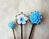 Resin Flower Hair Clips. Winter Hair Accessories. Blue Flower Hair Pins, Daisy, Chrysanthemum Wildflower. Brass Filigree Bobby Pins.